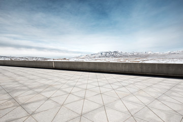 Obraz premium empty floor with white snow mountain in blue sky