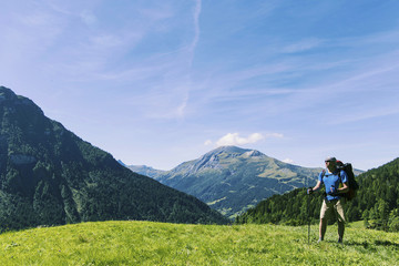 Obraz premium Tour du Mont Blanc to wyjątkowa wędrówka około 200 km wokół Mont Blanc, którą można ukończyć w ciągu 7 do 10 dni, przechodząc przez Włochy, Szwajcarię i Francję.