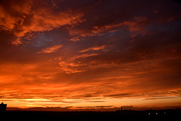 真っ赤に燃え上がる夕焼け空