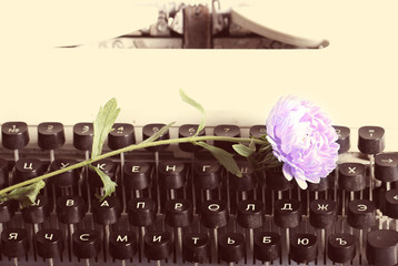 печатная машинка старая  стоит на столе 