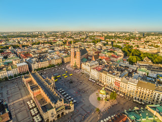 Kraków - krajobraz starego miasta z Sukiennicami i Bazyliką Mariacka. Widok z lotu ptaka.  - obrazy, fototapety, plakaty