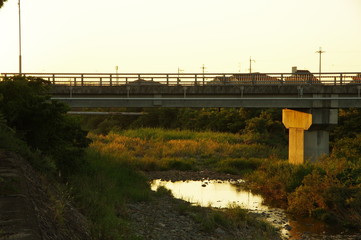 夕焼けと川と橋