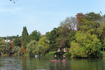 Paddle sur la Marne à Saint Maur des fossés en banlieue parisienne 