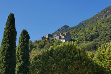 Fototapeta na wymiar Petit village de la Costa Verde en Corse