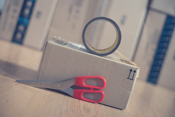 Paket mit Klebeband und Schere, einpacken