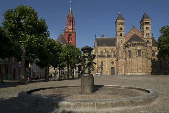 Het Vrijthof in Maastricht met 2 kerken, de st,janskerk en de sint servaasbasiliek.