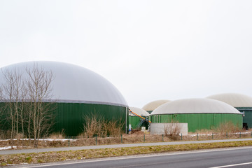 Biogasanlage an einer Fernstra&szlig;e im Winter