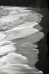 Panele Szklane Podświetlane  Czarna plaża z falami Oceanu Atlantyckiego na Islandii