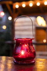 Glas mit Kerze auf dem Weihnachtsmarkt, Niedersachsen, Deutschland