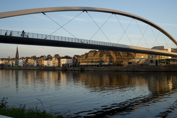 Fototapeta na wymiar Gezicht op het stadsdeel Wyck van Maastricht, met de voetgangersbrug verbonden vanuit het Centrum