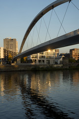Gezicht op het stadsdeel Wyck van Maastricht, met de voetgangersbrug verbonden vanuit het Centrum