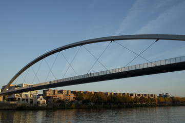 Naklejka premium Gezicht op het stadsdeel Wyck van Maastricht, met de voetgangersbrug verbonden vanuit het Centrum