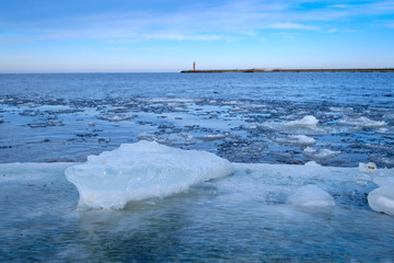 Eisschollen in derr Hafeneinfahrt von Swinemünde/Polen
