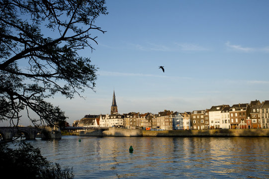 Maastricht, gezicht op stadsdeel Wyck met de Maas op de voorgrond