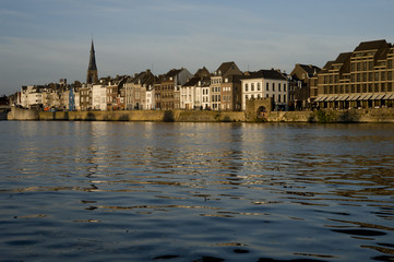 Maastricht, gezicht op stadsdeel Wyck met de Maas op de voorgrond