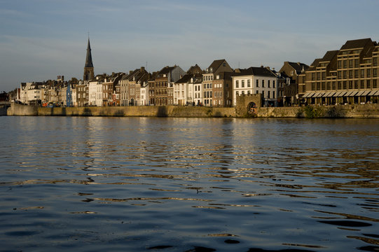 Maastricht, gezicht op stadsdeel Wyck met de Maas op de voorgrond