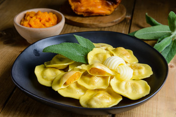 Ravioli ripieni di zucca, fuoco selettivo