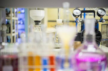 Chemical filtration with Buchner funnel bushings using a vacuum pump, in chemical laboratories.