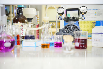 Chemical filtration with Buchner funnel bushings using a vacuum pump, in chemical laboratories.