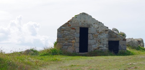 Steinhaus in der Bretagne auf grüner Wiese