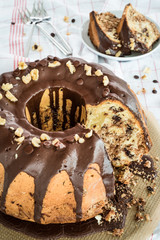 Angeschnittener Rührkuchen mit Kuchenstücken im Hinterrund