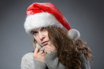 hübsches Mädchen im Rollkragenpulli mit Weihnachtsmütze
