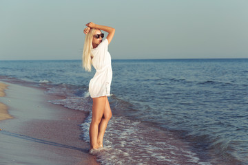 Fototapeta na wymiar Young woman relaxing on the beach