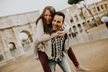 Naklejka premium Happy loving couple, man and woman traveling on holiday in Rome, Italy