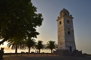 Obraz premium Place du clocher au coucher du soleil à Canari dans le cap Corse