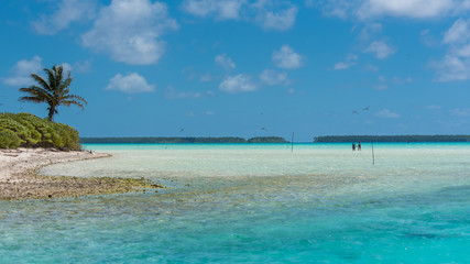 Naklejka na ściany i meble Paradise little island, motu, in French Polynesia, panorama 