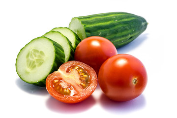 Gurken und Tomaten isoliert freigestellt auf weißen Hintergrund, Freisteller