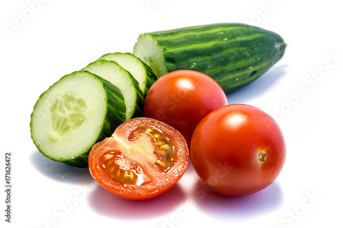 "Gurken und Tomaten isoliert freigestellt auf weißen Hintergrund