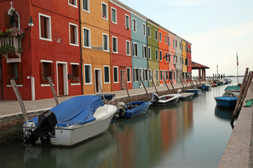 Fototapeta na wymiar navigable canal and the colorful houses of the BURANO island nea