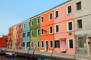 Fototapeta na wymiar vivid colored houses on the island of Burano in Venice in Italy