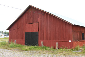 Naklejka premium red shed with black gates