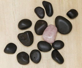 Diferente.
Piedras negras que siguen un patrón a excepción de uno.
