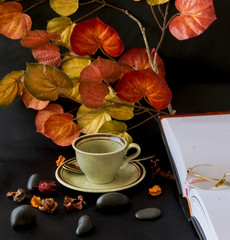 Lectura en otoño.
Composición de ambiente otoñal que invita al café y a leer.
