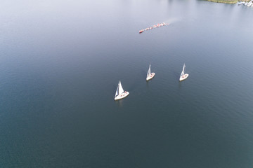 Segelboote auf einem See