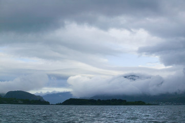Fototapeta na wymiar Ein Sturm ist im Anzug in der arktischen See in Nordnorwegen
