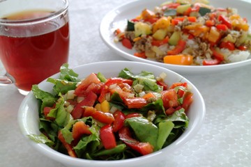 Reis mit Zucchini, Hackfleisch, Paprika, Tomaten, Zwiebel und Salat