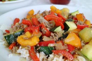 Reis mit Zucchini, Zwiebel, Hackfleisch, Paprika, Tomaten