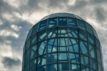 Das Glasdach eines Aufzugschachtes