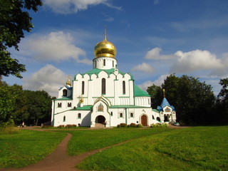 Fototapeta na wymiar Feodorovskiy gosudarev cathedral in the city of Pushkin, Russia, September 9, 2017 