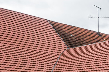 Altes ausgebessertes und verschmutztes Ziegel Dach