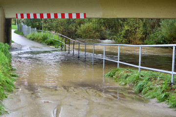 Unterführung wird von Fluss überflutet