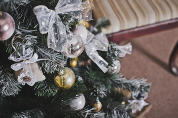 Ornaments on a Christmas tree 8076.