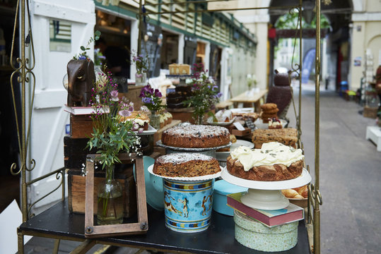 Cake expositor