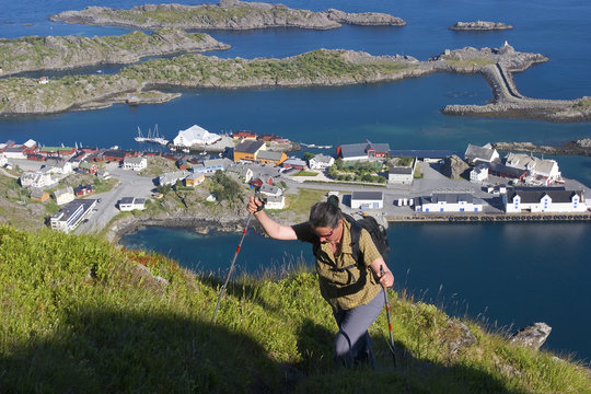Wanderung auf steilen Pfade &uuml;ber Stamsund in den Lofoten, Norwegen