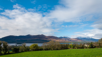 Panorama mit See und Bergen in Irland