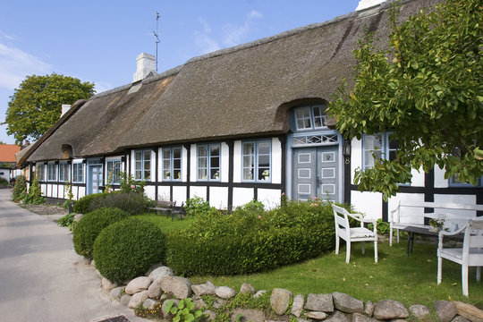 traditionelles Fachwerkhaus mit Reetdach auf der Insel Samsoe, D&auml;nemark